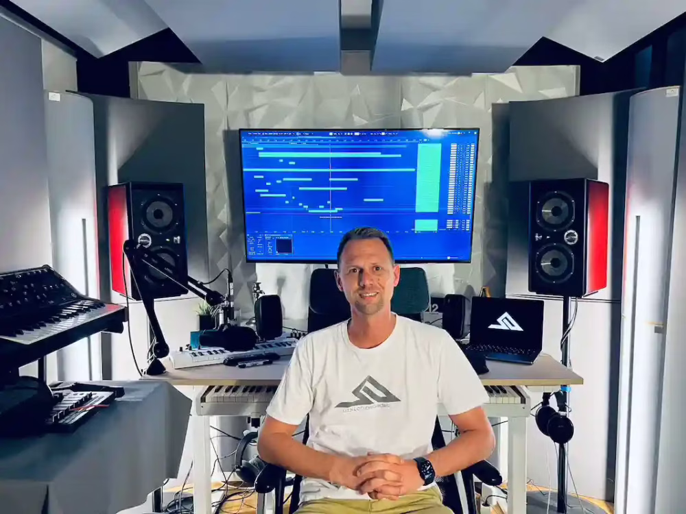Tonstudio Erfurt – moderner Musikproduzent am Mischpult im Vision Decades Studio